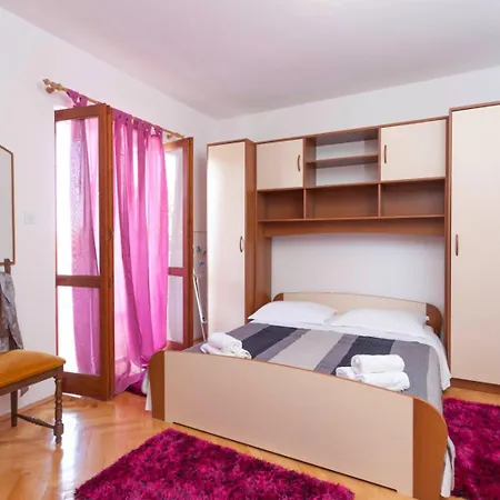 Ana 1 *